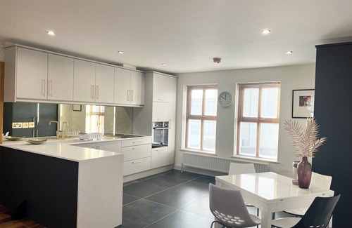 Coleraine Apartment | Stunning Apartment 5 bed 2 bath North Coast NI