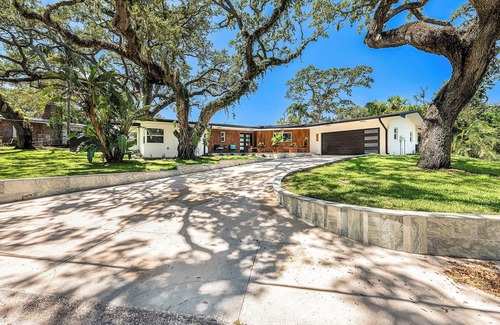 St. Petersburg - Clearwater House | Stunning Bay View, Pool &Hot Tub - Entire Guest Suite