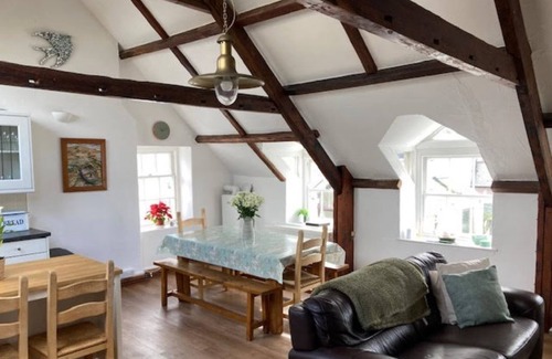 Teignmouth House | Stunning Beachside House close to fabulous pubs and restaurants.