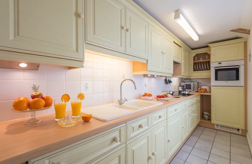 Marazion Cottage | Stunning Beautiful Beamed Cottage right opposite the Beach along with Sea Views