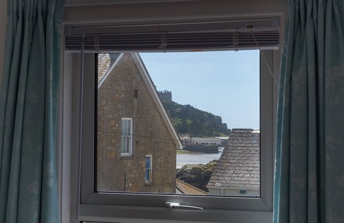 Marazion Cottage | Stunning Beautiful Beamed Cottage right opposite the Beach along with Sea Views