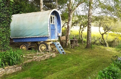 Belle-Isle-en-Terre Cabin | Stunning countryside bow top wagon