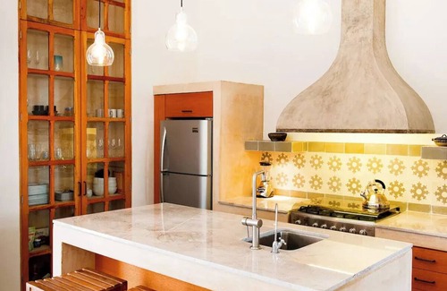 Centro House | Stunning Colonial Modern in Centron