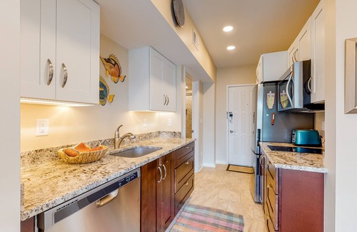 Hilton Head Island Condo | Stunning Condo W/Private Balcony, Shared pool, Beach Access & More
