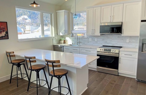 Leavenworth House | Stunning Contemporary ADU in Leavenworth - Hot Tub - Walk Everywhere!