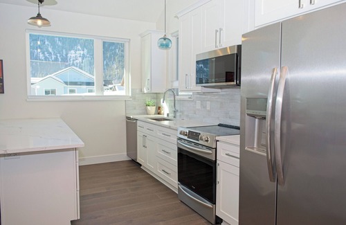 Leavenworth House | Stunning Contemporary ADU in Leavenworth - Hot Tub - Walk Everywhere!
