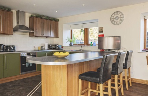 Inverurie House | Stunning Country House. Cinema Rm, Games Rm/Pool Table, Bar, Hot Tub & Library