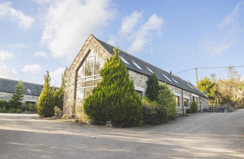 Inverurie House | Stunning Country House. Cinema Rm, Games Rm/Pool Table, Bar, Hot Tub & Library