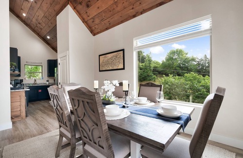 Gatlinburg - Pigeon Forge Cabin | Stunning Couples Cabin, Near Attractions, Mtn Views, Hot Tub, Non Scary Roads
