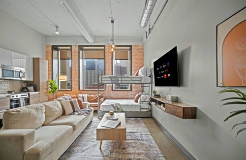 Downtown Dallas Apartment | Stunning Downtown Apartment | Pool, Laundry, Parking