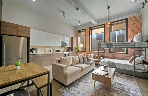 Downtown Dallas Apartment | Stunning Downtown Apartment | Pool, Laundry, Parking