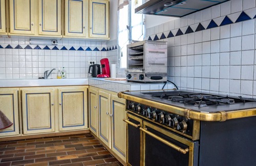 Pernes-les-Fontaines House | Stunning farmhouse with heated private pool in Provence