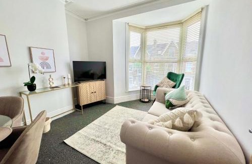 Uplands Apartment | Stunning Flat Close to Beach