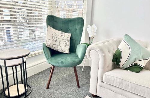 Uplands Apartment | Stunning Flat Close to Beach