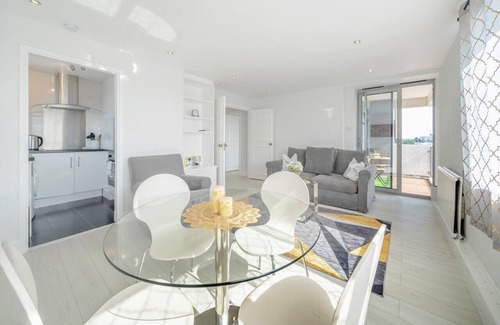 Chelsea Apartment | Stunning Flat in Chelsea, Kings Road with Balcony