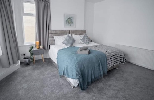 Westcliff-on-Sea House | Stunning Four Bedroom Home With Garden + Parking