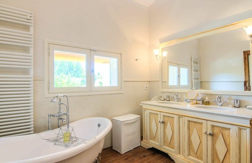 St.-Remy-de-Provence House | Stunning private villa for 11 people with private pool, WIFI, TV, terrace and pets allowed