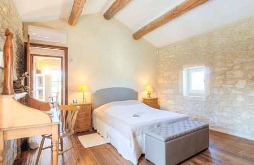 St.-Remy-de-Provence House | Stunning private villa for 11 people with private pool, WIFI, TV, terrace and pets allowed