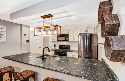 Fairmount House | Stunning & Glamorous 3BR-3BA - Sleep 10!