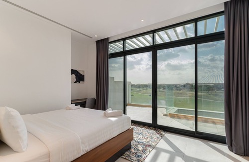 Dubai Villa | Stunning Golf Course View - 4 BR Townhouse at JGE