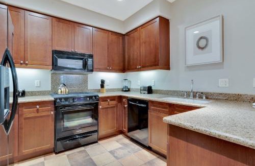 La Quinta House | Stunning Ground Floor Villa Steps to Pool