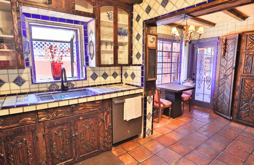Miramonte House | Stunning Haceinda Style in the Heart of Tucson with Pool and Guest House