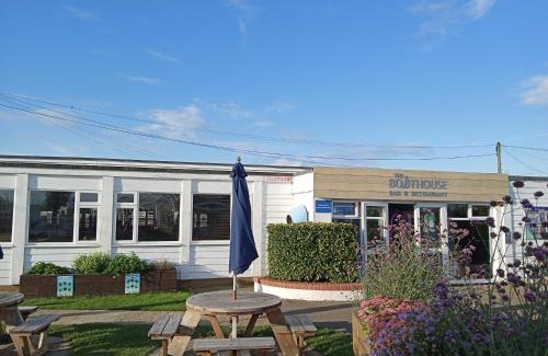 Heacham House | Stunning Heacham Sunset lodge pets go free linen included