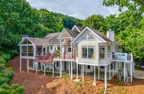 Hiawassee House | Stunning Hiawassee Hideaway with Impeccable Views!