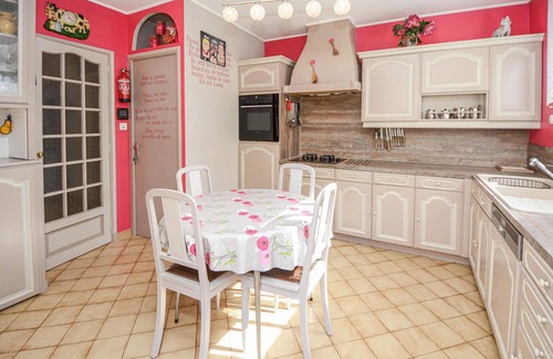 Pujaut House | Stunning home in Pujaut with kitchen