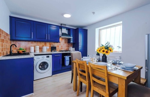 Crewe House | Stunning Home, Perfect for Groups, FREE Parking!