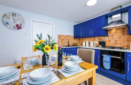 Crewe House | Stunning Home, Perfect for Groups, FREE Parking!