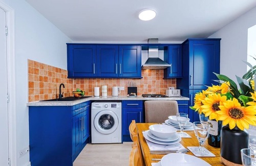 Crewe House | Stunning Home, Perfect for Groups, FREE Parking!