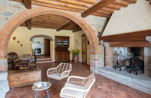 Castiglion Fiorentino House | Stunning private villa for 7 people with WIFI, private pool, TV, patio and pets allowed
