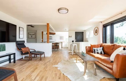 Central Colorado Springs House | Stunning Lakefront Home ~Centrally Located~Views~Hot Tub~4 Paddleboards~Pets Ok