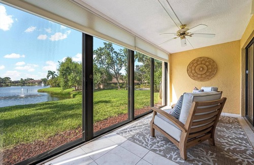 Gulf Gate Estates Condo | Stunning lakefront condo near nSiesta Key beach