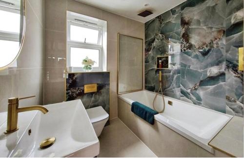 South Benfleet House | STUNNING LARGE GROUP 5 Bedroom House