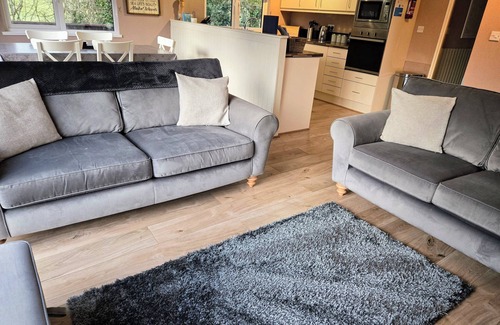 St Minver Resort | Stunning lodge in an idyllic location, sleeps 6, parking + dogs
