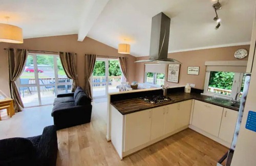 St Minver Resort | Stunning lodge in an idyllic location, sleeps 6, parking + dogs