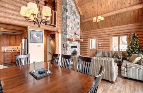 Labelle Ski Chalet | Stunning Log Chalet - Private Hot Tub, Pool Table, Fireplace