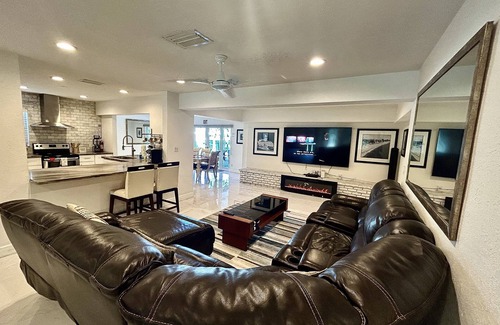 Royal Poinciana House | STUNNING LUXURY 5 BED BIG 50x25 POOL🔥HOT BIG JET SPA, MINUTES TO BEACH, GOLF!