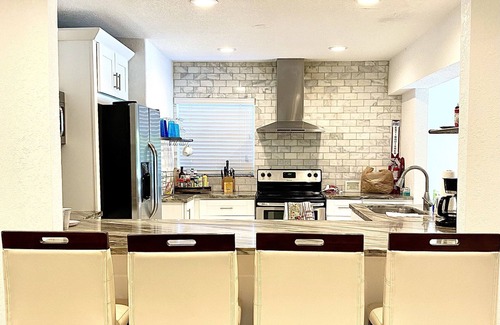 Royal Poinciana House | STUNNING LUXURY 5 BED BIG 50x25 POOL🔥HOT BIG JET SPA, MINUTES TO BEACH, GOLF!
