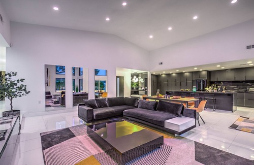 Las Vegas House | Stunning Luxury Villa,5 BR,4.5 BA Pool/Jacuzzi/Gym