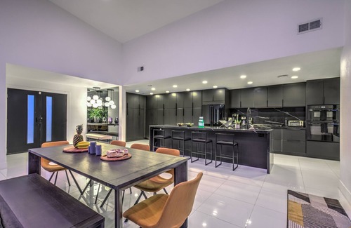 Las Vegas House | Stunning Luxury Villa,5 BR,4.5 BA Pool/Jacuzzi/Gym