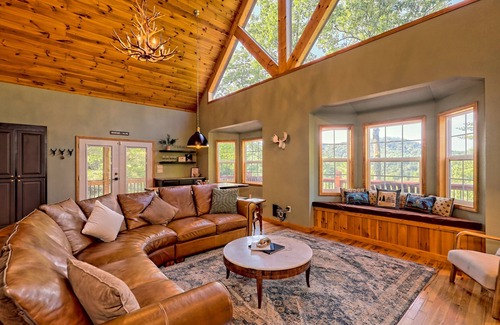 Murphy Cabin | STUNNING Mountain VIEW Lodge for 14!
