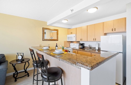 Waikiki Condo | Stunning Mountain View Condo, Near Beach + Parking
