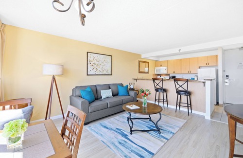 Waikiki Condo | Stunning Mountain View Condo, Near Beach + Parking