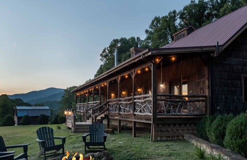 Burnsville Cabin | **Stunning Mtn Lodge, Over 10 Private acres, Pond, fishing, Fire-pit, hiking**