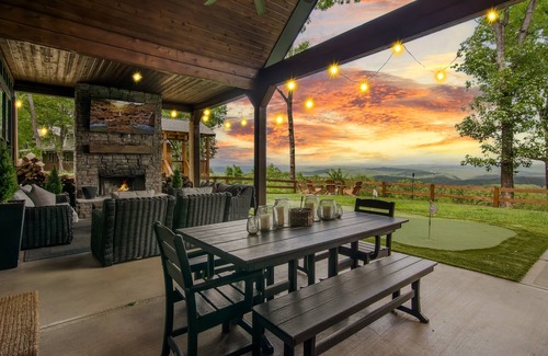 Ranger Cabin | Stunning Mtn Views + Hot Tub + Sauna + Game Room