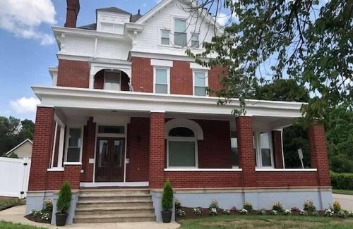 Pittsburgh House | Stunning & Newest 100+ year old Historic Victorian