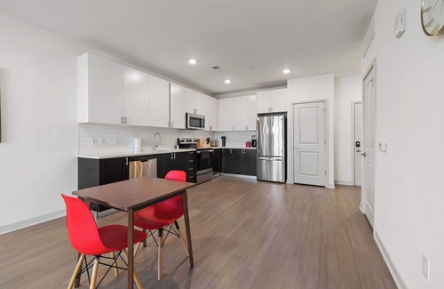 Downtown Louisville Apartment | Stunning Nulu 1BR CozySuites 08